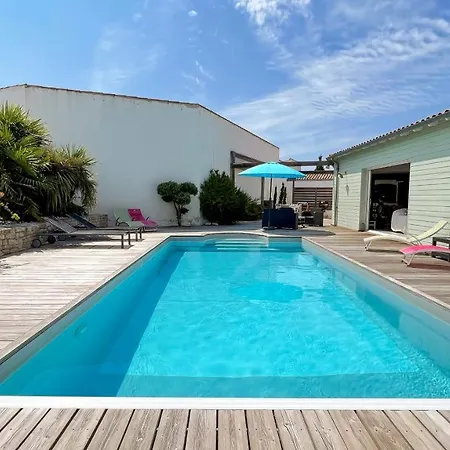 Dans Le Centre Du Village De Ste Marie, Au Calme, Superbe Avec Piscine Sainte-Marie-de-Ré
